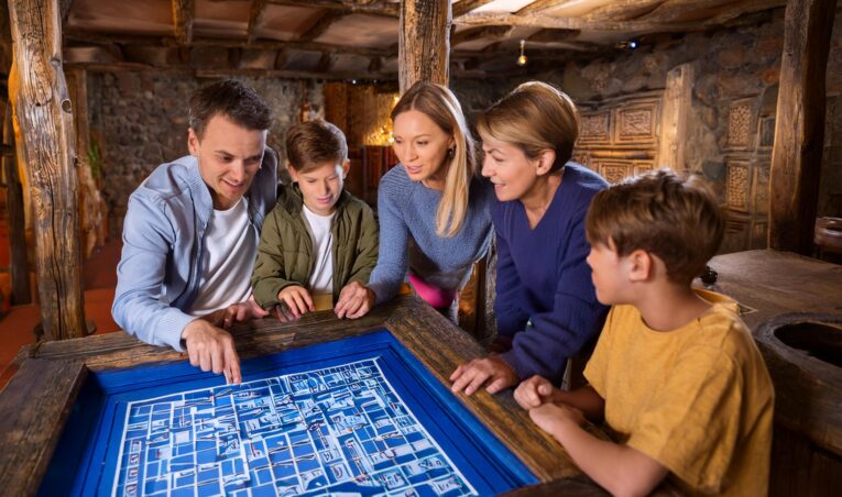 Jugar Escape Rooms en Familia: Una Aventura Inolvidable